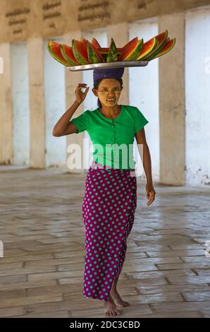 Wassermelonenverkäufer, der auf der östlichen Treppe der Shwezigon Pagode, Nyaung U, Bagan, Myanmar (Burma), Asien im Februar läuft - Säulen und Schatten Stockfoto
