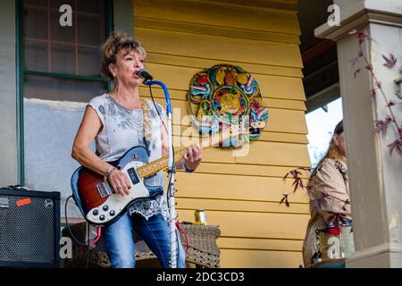 New Orleans, Louisiana/USA - 11/14/2020: Gitarrist für 30 x 90 Band während Front Porch Konzert in Uptown Nachbarschaft Stockfoto