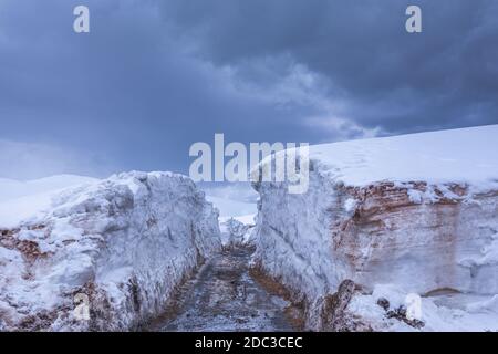 Berg Winterstraße mit Metern Schnee, Bakhmaro im Winter, Guria, Georgien. Stockfoto