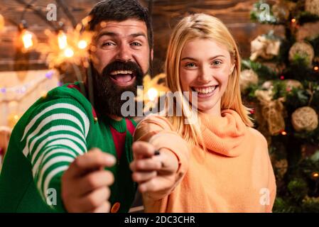 Bengalische Lichter. Der festliche Glanz. Weihnachten ist der Feiertag, der alle zusammenbringt. Glückliche Familie bereitet sich auf das neue Jahr. Wünschen Sie Ihren Freunden ein Stockfoto