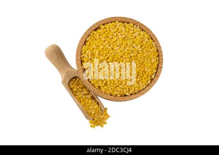 Mung dal oder Mung daal Bohne in Holzschale und Schaufel isoliert auf weißem Hintergrund. Ernährung. Bio. Natürliche Lebensmittelzutat. Stockfoto