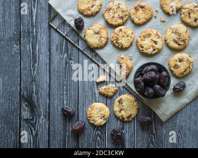 Tahini-Kekse auf einem Backblech. Draufsicht, Kopierbereich. Stockfoto