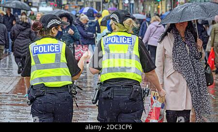 Glasgow, Schottland, Großbritannien. 18. November 2020: UK Wetter: Rain Fridays Tier 4 trug zum Elend der Einheimischen bei, da Regenschirme und Gesichtsmasken die Kennzeichen des Elends und eine neue Bedeutung für den schwarzen Freitag waren. Quelle: Gerard Ferry/Alamy Live News Stockfoto