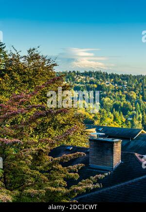 Untertassenförmige Wolken schweben über Mount Rainier im Staat Washington. Stockfoto