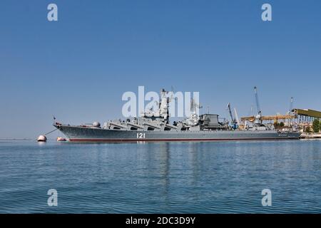 Sewastopol, Russland - 26. September 2020: Der Raketenkreuzer Moskau ist im Hafen von Sewastopol vertäut. Schwarzmeerflotte Russlands. Stockfoto