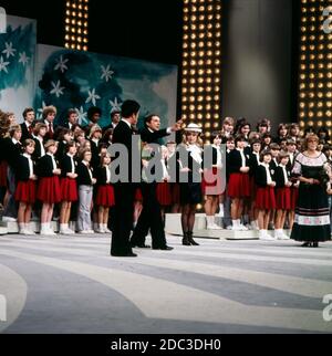 MUSIK IST TRUMPF, TV Musikrevue, 1979, Showmaster Harald Juhnke mit Showgasten und dem Bielefelder Kinderchor. MUSIK IST TRUMPF, TV-Musikrevue, 1979, Moderator Harald Juhnke mit Schaugästen und Bielefelder Kinderchor. Stockfoto