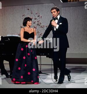 MUSIK IST TRUMPF, TV Musikrevue, 1979, Showmaster Harald Juhnke mit Showgast Mireille Mathieu. MUSIK IST TRUMPF, TV-Musikrevue, 1979, Moderator Harald Juhnke mit Showgast, französische Sängerin Mireille Mathieu. Stockfoto