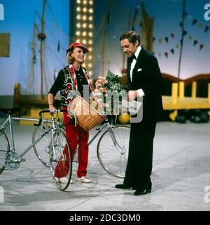 MUSIK IST TRUMPF, TV Musikrevue, 1979, Showmaster Harald Juhnke mit Barbara schöne. MUSIK IST TRUMPF, TV-Musikrevue, 1979, Moderator Harald Juhnke mit Barbara Schoene. Stockfoto