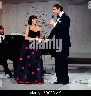 MUSIK IST TRUMPF, TV Musikrevue, 1979, Showmaster Harald Juhnke mit Showgast Mireille Mathieu. MUSIK IST TRUMPF, TV-Musikrevue, 1979, Moderator Harald Juhnke mit Showgast französische Sängerin Mireille Mathieu. Stockfoto