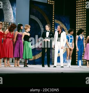 MUSIK IST TRUMPF, TV Musikrevue, 1979, Showmaster Harald Juhnke mit Showgästen und Sänger Peter Kraus. MUSIK IST TRUMPF, TV-Musikrevue, 1979, Moderator Harald Juhnke mit Showgästen und Sänger Peter Kraus. Stockfoto