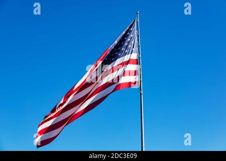 Die Nationalflagge der Vereinigten Staaten von Amerika, die Stars and Stripes fliegen auf einem Fahnenmast. Stockfoto