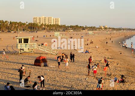 Badegäste und Touristen am Strand warten auf den Sonnenuntergang, Santa Monica, Kalifornien, Vereinigte Staaten von Amerika Stockfoto