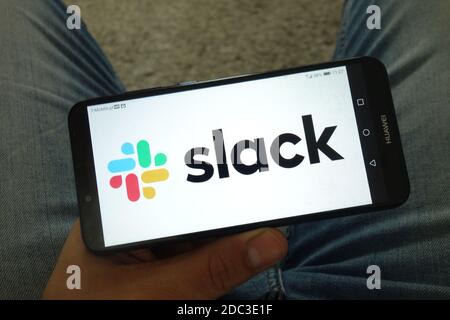 KONSKIE, POLEN - 29. Juni 2019: Slack-Logo auf dem Handy angezeigt Stockfoto