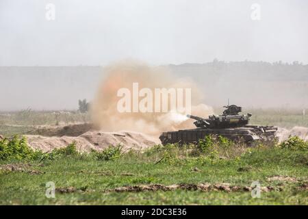 KHARKIV REG., UKRAINE - 23. Aug 2015: Training Schießen aus dem Tank. Waffen und militärische Ausrüstung der Streitkräfte der Ukraine vor sen Stockfoto