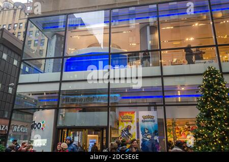 Offizieller Shop von Nintendo World in Manhattan an Weihnachten. Potenzielle Kunden am Eingang. New York City, USA Stockfoto