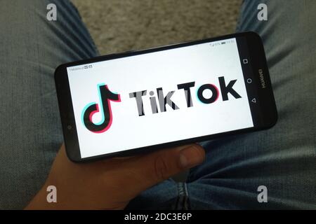 KONSKIE, POLEN - 29. Juni 2019: TikTok-Logo auf dem Handy angezeigt Stockfoto