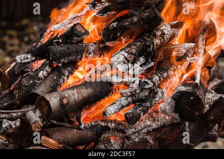 Feuer brennende Äste, Glut glühend. Stockfoto