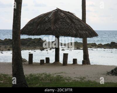 Silhouette eines Strohdach Pavillon für Schatten auf einem Strand in Port Blair in Andaman und Nicobar Inseln Indien Stockfoto