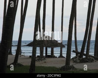 Silhouette eines Strohdach Pavillon für Schatten auf einem Strand in Port Blair in Andaman und Nicobar Inseln Indien Stockfoto