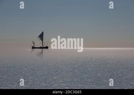 Eine Silhouette eines segelkahns auf der themse an einem sonnigen Horizont Stockfoto