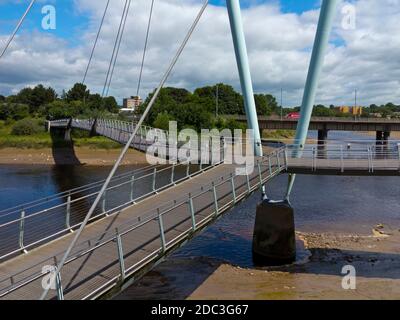 Die Lune Millennium Bridge eine von Whitby Bird and Partners 2000 entworfene Steg, die den Fluss Lune in Lancaster England überspannt. Stockfoto