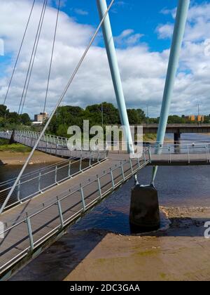 Die Lune Millennium Bridge eine von Whitby Bird and Partners 2000 entworfene Steg, die den Fluss Lune in Lancaster England überspannt. Stockfoto