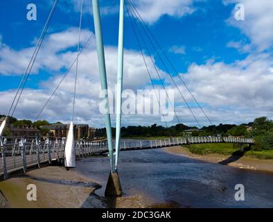 Die Lune Millennium Bridge eine von Whitby Bird and Partners 2000 entworfene Steg, die den Fluss Lune in Lancaster England überspannt. Stockfoto