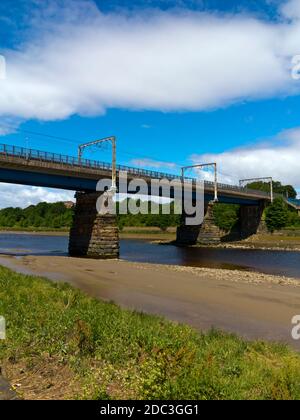 West Coast Mainline Railway Brücke über den Fluss Lune in Lancaster eine Stadt in Lancashire Nordwesten Englands. Stockfoto