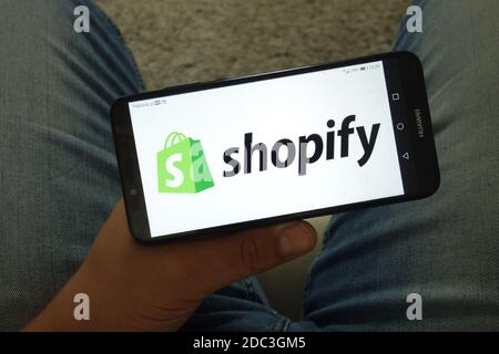 KONSKIE, POLEN - 29. Juni 2019: Shopify Firmenlogo auf Handy angezeigt Stockfoto