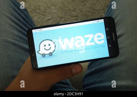 KONSKIE, POLEN - 29. Juni 2019: Waze App-Logo auf dem Handy angezeigt Stockfoto