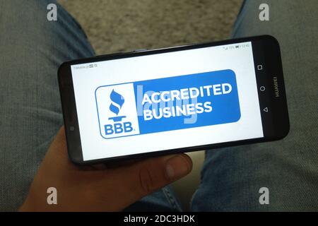 KONSKIE, POLEN - 29. Juni 2019: Better Business Bureau - BBB-Logo auf dem Handy angezeigt Stockfoto