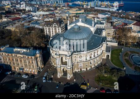 Air Stadtpanorama mit nationaler Oper und Ballett-Theater von Odessa Ukraine an sonnigen Tag. Stockfoto