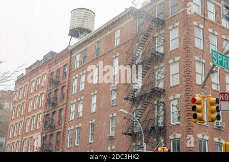 Typische Manhattan Wohnblöcke mit Feuerlöschleitern und Wasserturm auf dem Dach. Soho-Viertel. New York City, USA Stockfoto