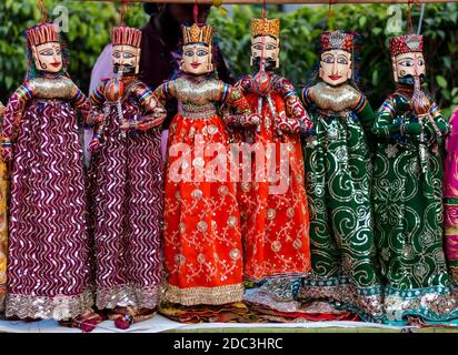 Bunte handgemachte Rajasthani Puppets (Kathputli) wurden im Shop in Neu Delhi, Indien ausgestellt Stockfoto