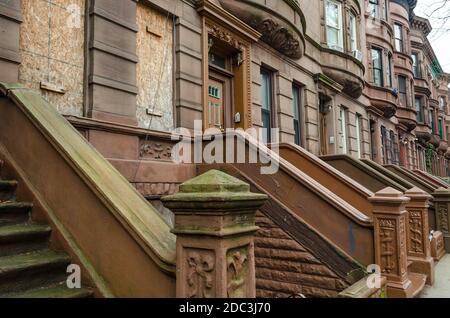 Traditionelle Nachbarschaft Von Harlem. Ähnliche Stil Brownstone Einfamilienhäuser in einer Reihe. New York City, USA Stockfoto