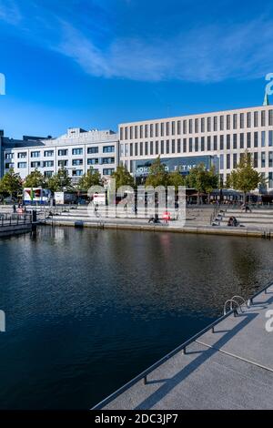 Der neue öffentliche Raum Bootshafen am Wasser, in der Kieler Innenstadt. Der See verbindet sich mit dem Kleinen Kiel und der Ostsee. Stockfoto