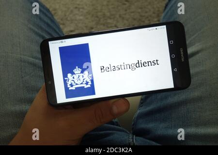 KONSKIE, POLEN - 29. Juni 2019: Das Logo der niederländischen Steuer- und Zollverwaltung wird auf dem Mobiltelefon angezeigt Stockfoto