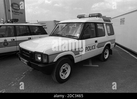 Ein frühes Beispiel für einen Land Rover Discovery in Police Lackierung auf einer Police Trade Show in Wiltshire 1990. VEREINIGTES KÖNIGREICH. Stockfoto