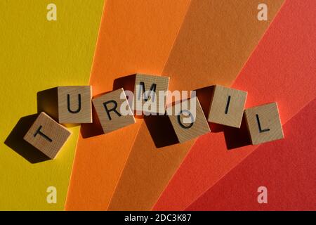 Turbulenzen, Wort in hölzernen Buchstaben Alphabet auf buntem Hintergrund Stockfoto