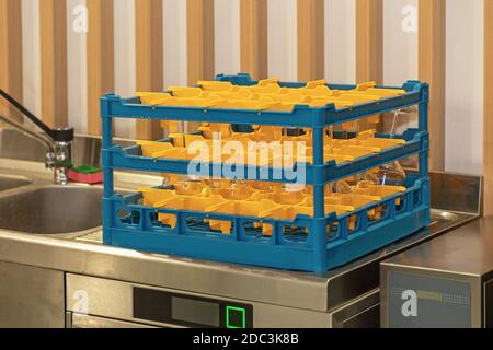 Geschirrspüler Glasregal an der Arbeitsplatte in der Restaurant-Küche Stockfoto