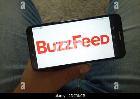 KONSKIE, POLEN - 29. Juni 2019: BuzzFeed Inc Logo auf dem Handy angezeigt Stockfoto