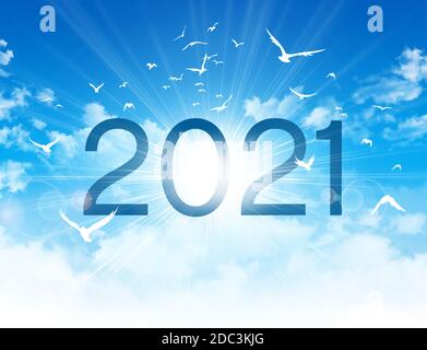 Jahr 2021 Datumsnummer, hoch in blauem Himmel mit Sonnenaufgang und Vogelflug. Grußkarte zum neuen Jahr. Stockfoto