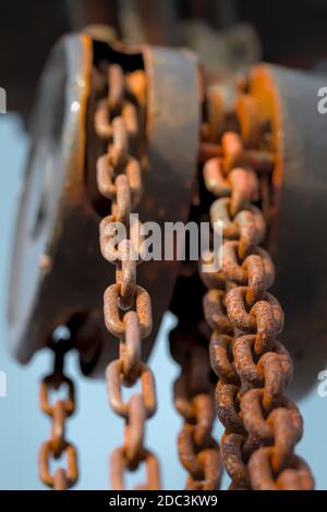 Ein Alter Heavy Duty Hand Kettenblock Riemenscheibe Mit Rostige Kette Mit Selektivem Fokus Und Geringer Schärfentiefe Stockfoto