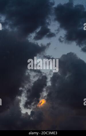 Die Sonne am späten Nachmittag leuchtet die Ränder der Cumulus Sturmwolken über dem amerikanischen Südwesten. Stockfoto