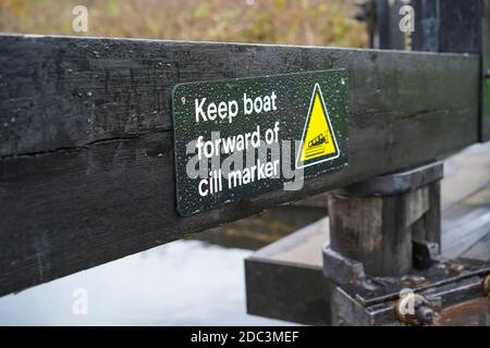 Warnschild „Boot vor der Cill-Markierung halten“ an einem britischen Schleusentor. Stockfoto