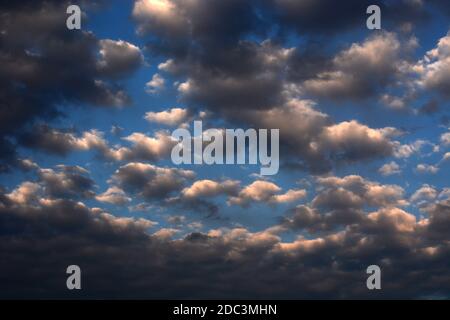 Cumulus Wolken füllen den Himmel über dem amerikanischen Südwesten. Stockfoto