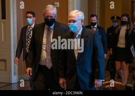 Washington, Usa. November 2020. Der US-Senator, Mehrheitsführer Mitch McConnell (R-KY), geht mit dem Stabschef des Weißen Hauses, Mark Meadows, nach dem Verlassen des Büros von McConnells auf dem Capitol Hill in Washington, DC, am Mittwoch, dem 18. November 2020. Foto von Ken Cedeno/UPI Kredit: UPI/Alamy Live Nachrichten Stockfoto