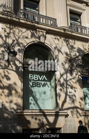 Barcelona, Katalonien, Spanien. November 2020. Nach dem Verkauf ihrer Tochtergesellschaft in den USA für 10 Milliarden Euro bestätigt die spanische Bank BBVA, dass sie einen Zusammenschluss mit der Banco Sabadell aushandelt.Kredit: Thiago PrudÃªNcio/DAX/ZUMA Wire/Alamy Live News Stockfoto