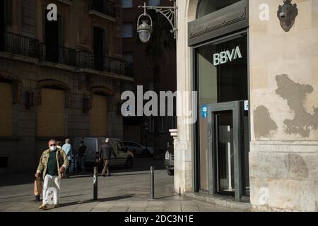 Barcelona, Katalonien, Spanien. November 2020. Nach dem Verkauf ihrer Tochtergesellschaft in den USA für 10 Milliarden Euro bestätigt die spanische Bank BBVA, dass sie einen Zusammenschluss mit der Banco Sabadell aushandelt.Kredit: Thiago PrudÃªNcio/DAX/ZUMA Wire/Alamy Live News Stockfoto