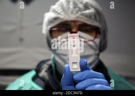 Reggio Emilia. Mitarbeiter des Ausl führt ein Antigenabstrich für die schnelle Suche nach dem Covid-19-Virus (Reggio Emilia - 2020-11-18, ROBERTO BRANCOLINI) p.s. la foto e' utilizzabile nel rispetto del contesto in cui e' stata scattata, e senza intento diffamatorio del decoro delle persone rapresentate Stockfoto